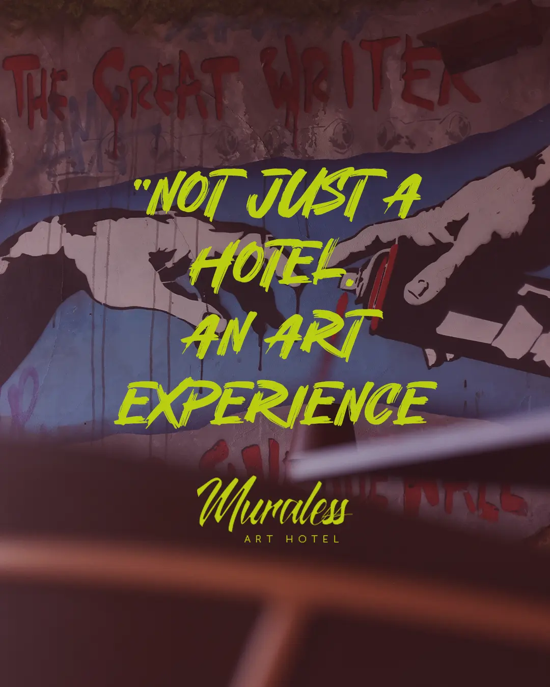Visual della campagna Muraless Art Hotel con muro dipinto e scritta a mano fluorescente.
